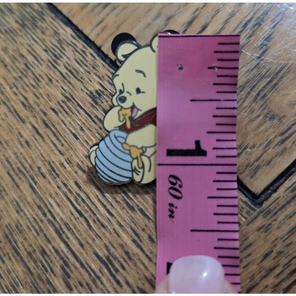 2008 Winnie the Pooh Baby Bear Eating Honey Pot Disney Trading Pin - Picture 4 of 4